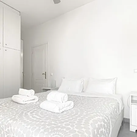 Comfy 2 Bedroom With Balcony In