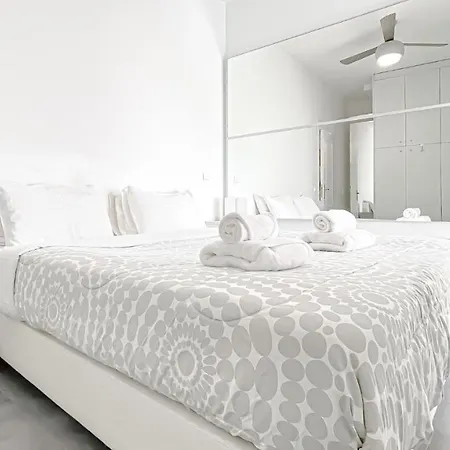 Comfy 2 Bedroom With Balcony In
