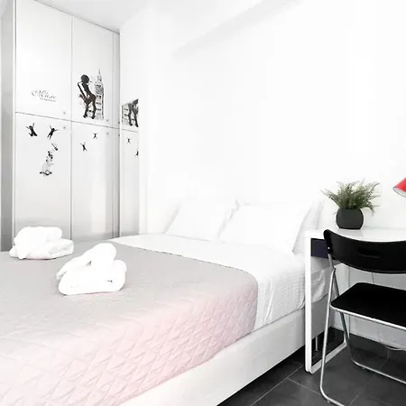 Comfy 2 Bedroom With Balcony In Apartment