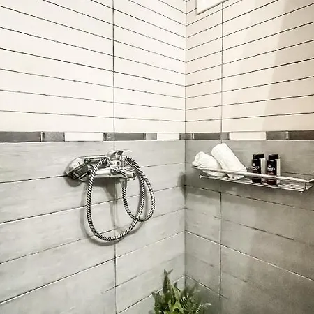 Comfy 2 Bedroom With Balcony In Apartment