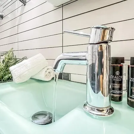 Comfy 2 Bedroom With Balcony In Apartment Athens