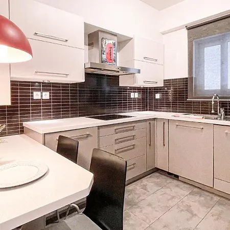 Comfy 2 Bedroom With Balcony In Apartment Athens