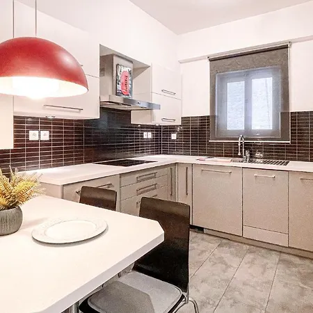 Comfy 2 Bedroom With Balcony In