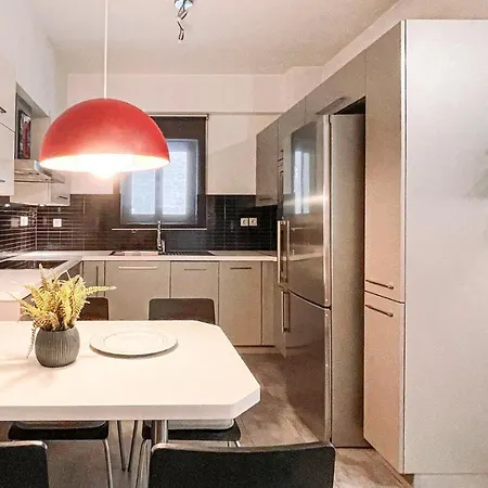 Comfy 2 Bedroom With Balcony In Apartment